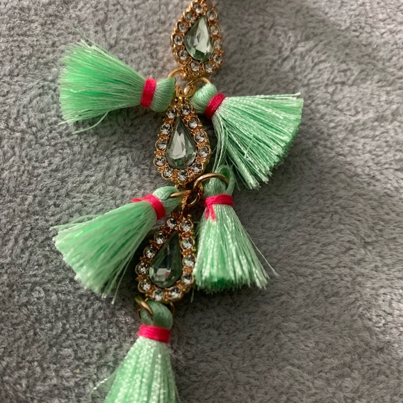 Beautiful New dangling green earrings. No tags. - Picture 6 of 6